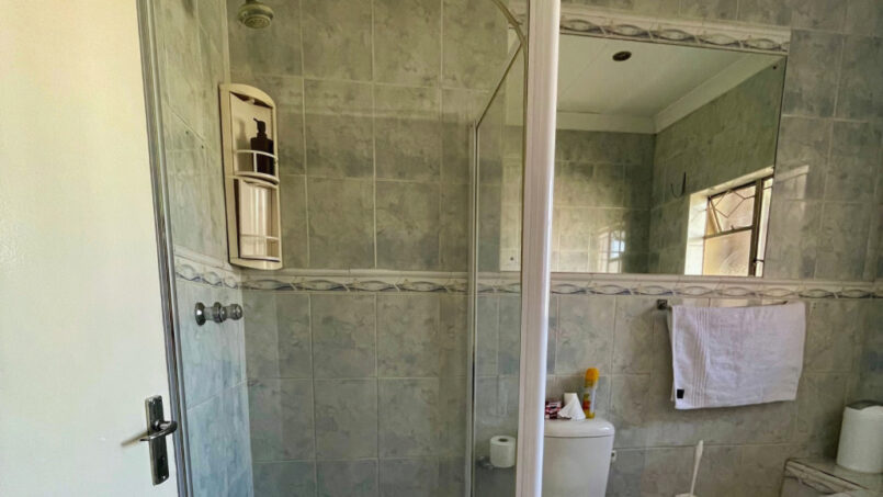 ROOM2-SHOWER