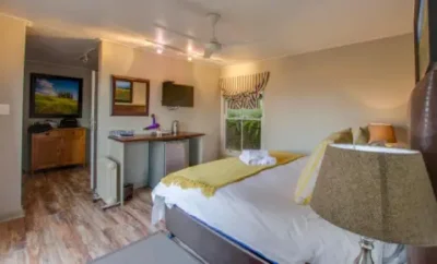 migdash-poopy-luxury-suit-double-bed-room-view-1 (1)