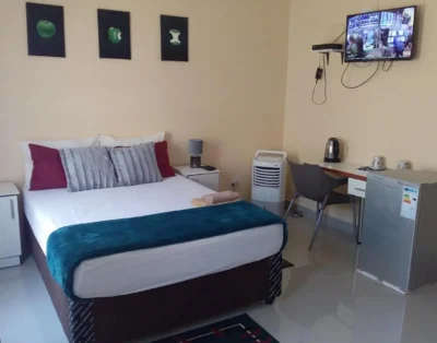 Diplomat Lodge  – Deluxe Double Room with Shower