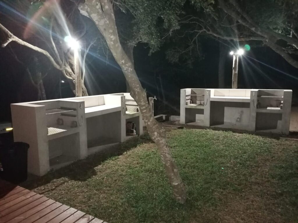 324600
